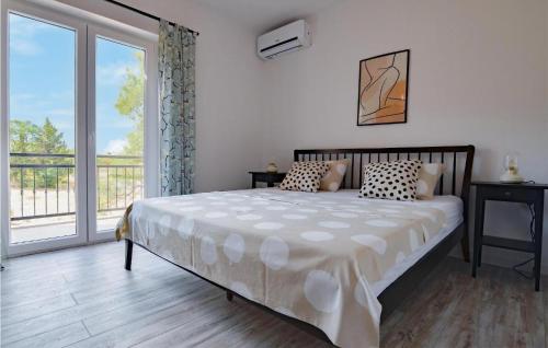 - une chambre avec un lit et une grande fenêtre dans l'établissement Amazing Apartment In Kasic With Wifi, à Kašić