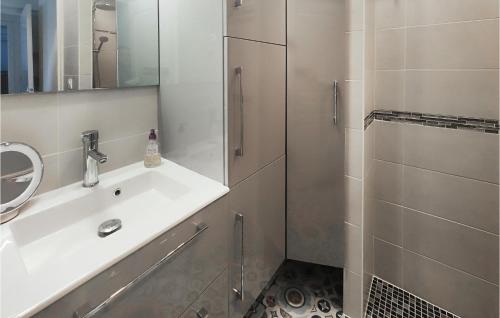 y baño blanco con lavabo y ducha. en Amazing Home In Agde With Wi-fi, en Agde