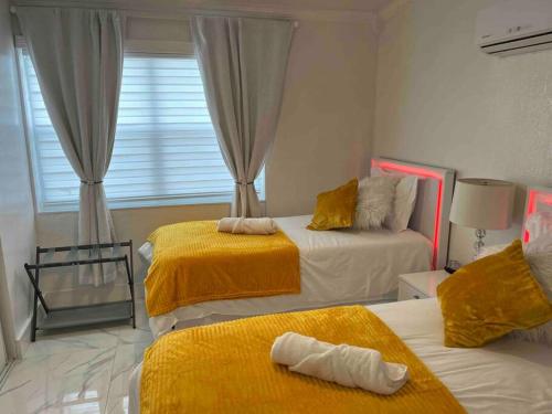 Charming 2-Room Oasis - Miami房間的床