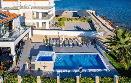 Bazén v ubytování 4 Bedroom Stunning Home In Sukosan nebo v jeho okolí