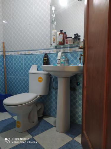 La salle de bains est pourvue de toilettes et d'un lavabo. dans l'établissement Chambre dans un appartement ensoleillé, à Tanger