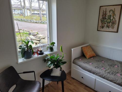 niewielka sypialnia z łóżkiem i oknem w obiekcie Frillesås BB Vallersvik w mieście Frillesås