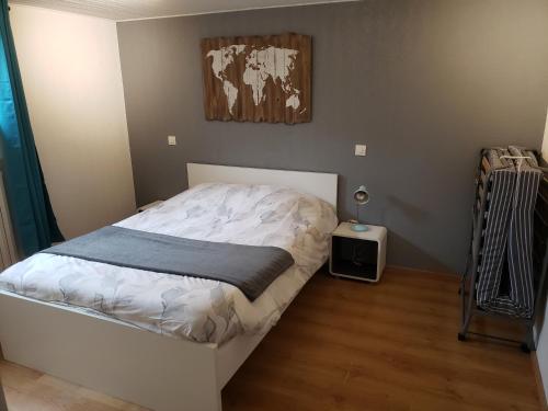 Ένα ή περισσότερα κρεβάτια σε δωμάτιο στο Appartement T2 chez Seb et Claire