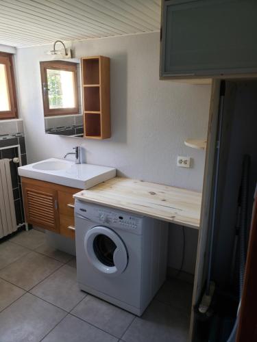 a kitchen with a washing machine and a sink at Appartement T2 chez Seb et Claire in La Bâthie