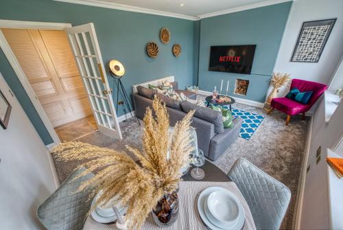 uma sala de estar com um sofá e uma mesa em 2 Bed Stylish Spacious Apt -Sleeps 6 Central Cheltenham, with Free Parking - By Blue Puffin Stays em Cheltenham