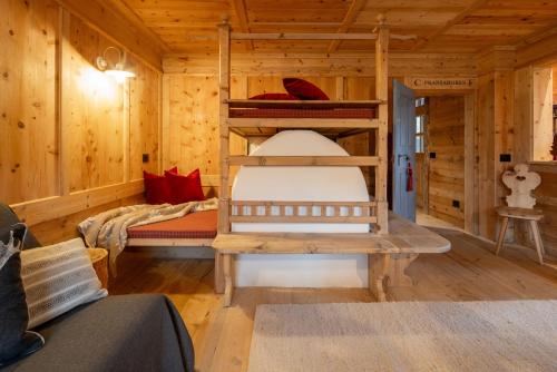 Zimmer mit 2 Etagenbetten in einer Hütte in der Unterkunft DOLOMITISCAPE CHALET in Abtei