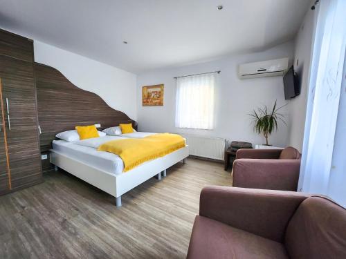 Postel nebo postele na pokoji v ubytování Guest House Mlada lipa