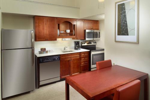 Кухня или мини-кухня в Residence Inn by Marriott Nashville Airport

