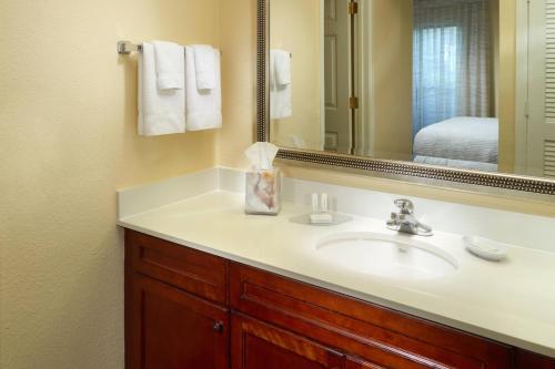 La salle de bains est pourvue d'un lavabo et d'un miroir. dans l'établissement Residence Inn by Marriott Nashville Airport, à Nashville