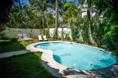 Bazén v ubytování Adorable villa caribéenne à 300 mètres de la plage nebo v jeho okolí