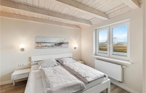 ダゲビュルにある1 Bedroom Lovely Home In Dagebllの白いベッドルーム(ベッド1台、窓付)