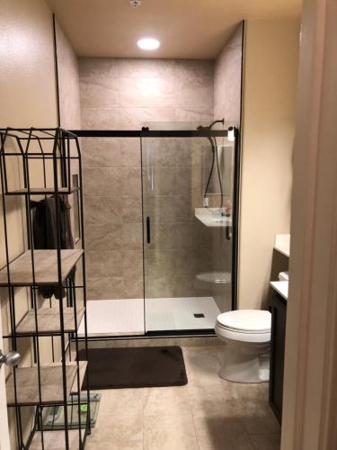 een badkamer met een douche en een toilet bij 5 Star Resort Living Grayhawk Scottsdale in Scottsdale