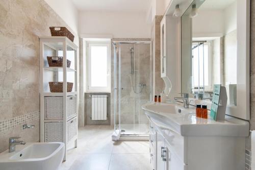 ein weißes Bad mit 2 Waschbecken und einer Dusche in der Unterkunft Casa Arditi - Lecce Selection in Lecce