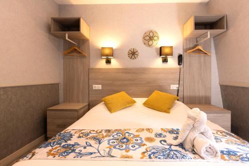 Postel nebo postele na pokoji v ubytování Hostellerie Maleville, logis hôtel Pontet