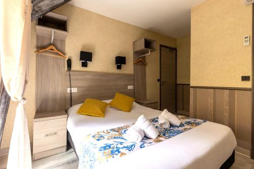 Postel nebo postele na pokoji v ubytování Hostellerie Maleville, logis hôtel Pontet