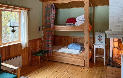 Poschodová posteľ alebo postele v izbe v ubytovaní Stunning Home In Tllberg With Kitchen