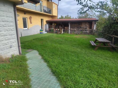 a yard with a picnic table and a building at Villa ARA blu in Canegrate