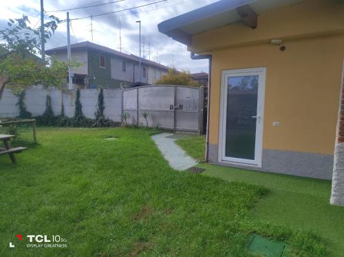 a yard of a house with a fence at Villa ARA blu in Canegrate