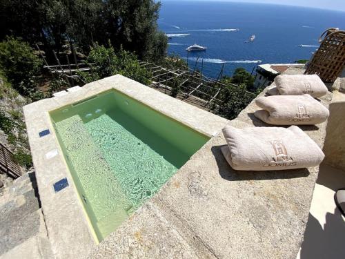 una piscina con vista al mar en Alma Domus ancient house recently opened, en Amalfi