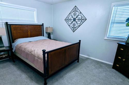 1 dormitorio con 1 cama con cabecero de madera en Cozy Family Home in Texas, en Fort Worth