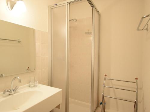 ein Badezimmer mit Dusche und Waschbecken in der Unterkunft Appartement lumineux avec balcon et parking, 6 pers. - FR-1-198-241 in Châtel
