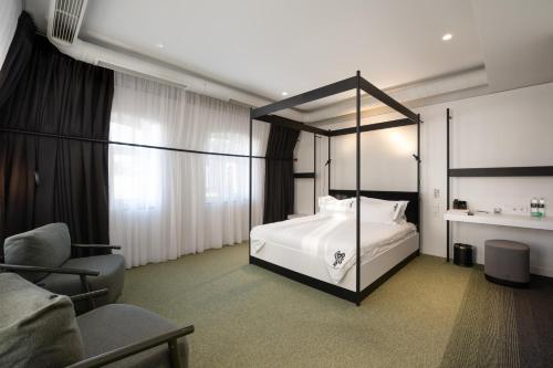 Postel nebo postele na pokoji v ubytování BURSA Hotel Kyiv