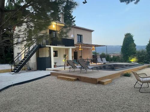 a house with a deck and a swimming pool at LA VILLA 81 in Mormoiron
