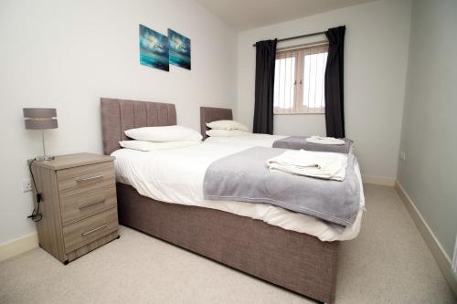 um quarto com uma cama grande e uma janela em K Suites - Carnival Court em Bridgwater
