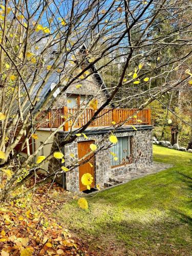 ein Steinhaus mit Balkon darüber in der Unterkunft Chata Trnka Krpáčovo in Horná Lehota