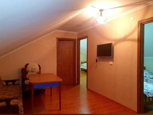 TV a/nebo společenská místnost v ubytování Lia's Guest house Tsvirmi