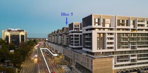 una vista aérea de una calle de la ciudad con edificios en SUNSHINE - New & Quiet 1BR Apt, Business area, close to Airport, Highway A3, Subway en Bucarest