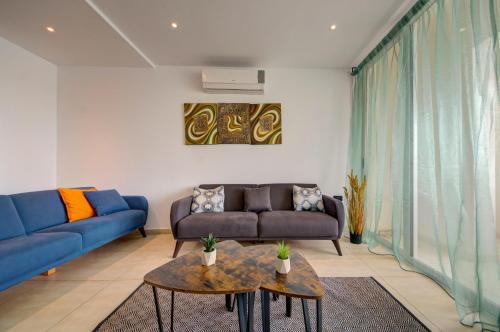 Гостиная зона в Exceptional Tigne Seafront Apartments by Shortletsmalta