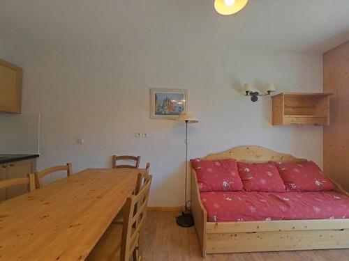 une chambre avec un lit et une table en bois dans l'établissement 2 pièces cabine à Orcières Merlette, piscine et parking inclus - FR-1-636-38, à Orcières