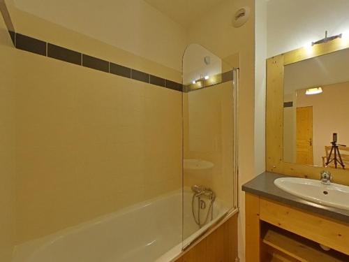 une salle de bain avec une baignoire, un lavabo et une douche dans l'établissement 2 pièces cabine à Orcières Merlette, piscine et parking inclus - FR-1-636-38, à Orcières