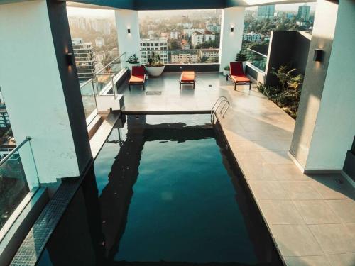 einem Pool an der Seite eines Gebäudes in der Unterkunft Fine Living Sky View in Nairobi