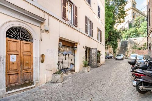 Trastevere Alley Apartment