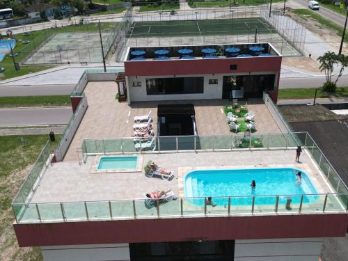 an overhead view of a swimming pool on a building at Hotel Amaromar in Pontal do Paraná