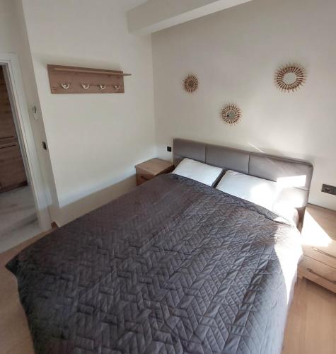 een slaapkamer met een groot bed in een kamer bij Utjeha Apartament 9 in Utjeha