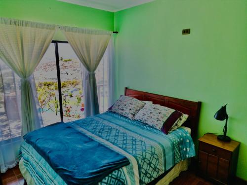 Schlafzimmer mit einem Bett und einem Fenster in der Unterkunft HERMOSA Y MODERNA CASA VACACIONAL in La Serena