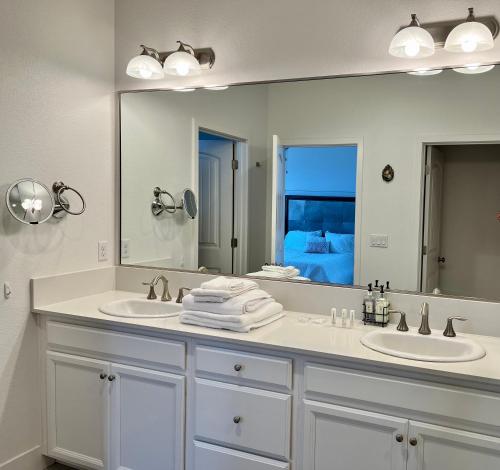 a bathroom with two sinks and a large mirror at Modern Ripon Home - Whole House with Garage in Ripon