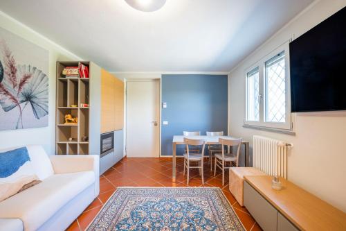 una sala de estar con un sofá y una mesa en Royal Suite Parma con Piscine Calda e Fredda, en Parma