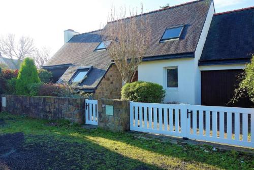Villa avec jardin dans un quartier calme au centre de Perros-Guirec - Réf 934