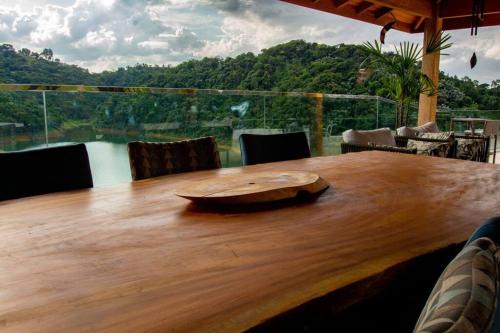 - une table en bois avec un bol en bois dans l'établissement Recanto Gabi Mafê., à Igaratá