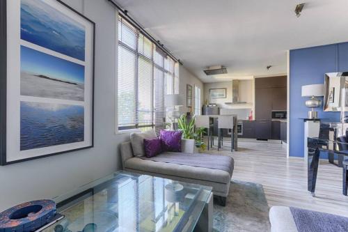 un salon avec un canapé et une table en verre dans l'établissement Stylish Duplex very near Disneyland Paris with Parking 2-8 Guests, à Serris