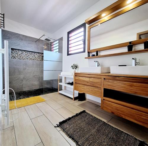 Koupelna v ubytování Villa Le Cyprès classée 4 Etoiles billard, piscine et jacuzzi