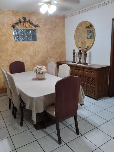- une salle à manger avec une table, des chaises et un miroir dans l'établissement habitaciones confortables, 