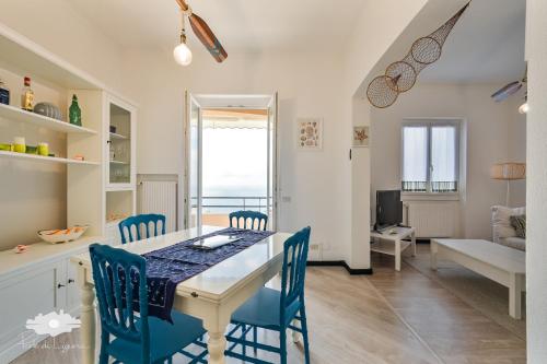 een keuken en eetkamer met een tafel en stoelen bij ALBA E TRAMONTO in Pieve Ligure