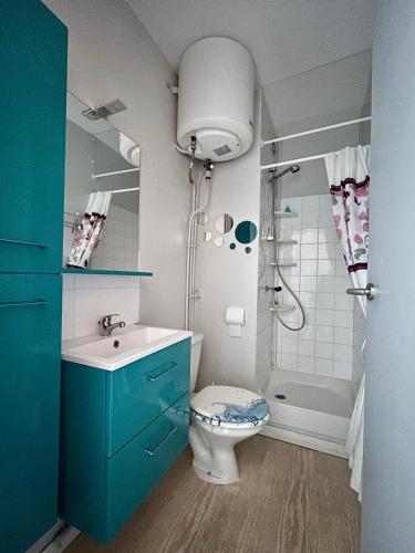 une salle de bain avec toilettes, lavabo et douche dans l'établissement Studio - Arc En Ciel 2 - 27 allée des Pinons - 3-1, à Saint-Jean-de-Monts