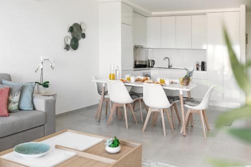 uma cozinha e sala de estar com mesa e cadeiras em Zahra Place - Stylish Flat na Nazaré
