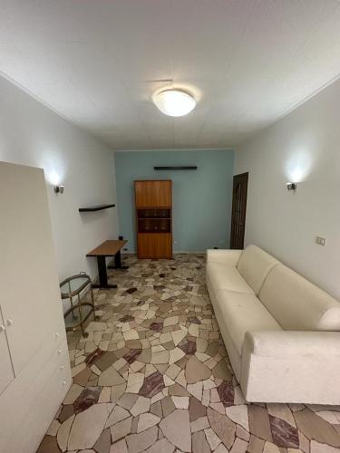 salon z kanapą i stołem w obiekcie Cozy home baranzate w mieście Baranzate